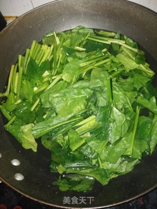 菠菜炒鸡蛋的做法步骤：2