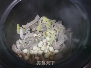 猪肚炖莲子的做法步骤：5