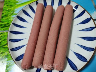 孜然火腿肠的做法步骤：1