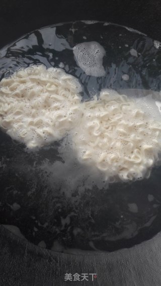 菠菜鱼丸面的做法步骤：2