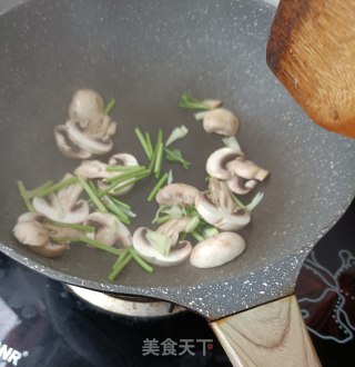 口蘑小炖鲍鱼的做法步骤：5