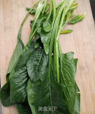 菠菜炒羊肝的做法步骤：1