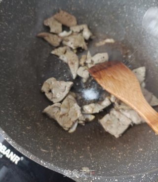 菠菜炒羊肝的做法步骤：10