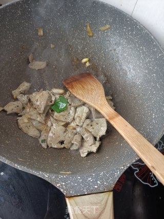 菠菜炒羊肝的做法步骤：11