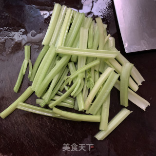 香芹炒肥羊卷的做法步骤：1