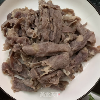 香芹炒肥羊卷的做法步骤：3