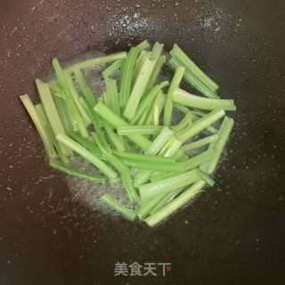 香芹炒肥羊卷的做法步骤：4