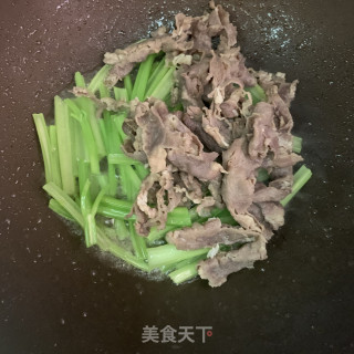 香芹炒肥羊卷的做法步骤：5