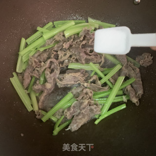 香芹炒肥羊卷的做法步骤：6