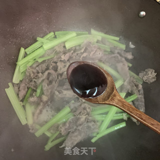 香芹炒肥羊卷的做法步骤：7