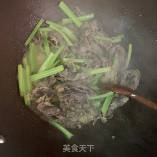 香芹炒肥羊卷的做法步骤：8