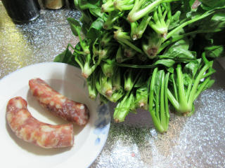 香肠炒菠菜的做法步骤：1
