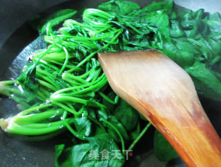 香肠炒菠菜的做法步骤：3