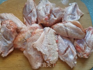 香菇板栗焖鸡翅的做法步骤：1