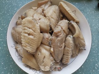 香菇板栗焖鸡翅的做法步骤：2