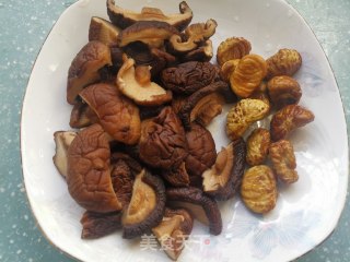 香菇板栗焖鸡翅的做法步骤：4
