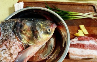 鱼头炖五花肉的做法步骤：1