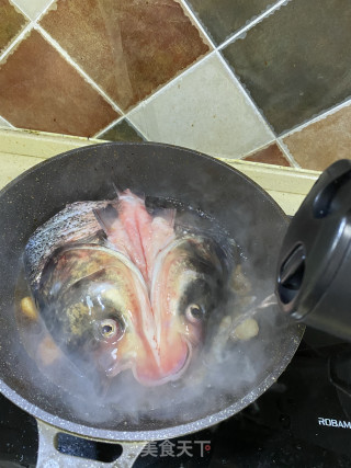 鱼头炖五花肉的做法步骤：5