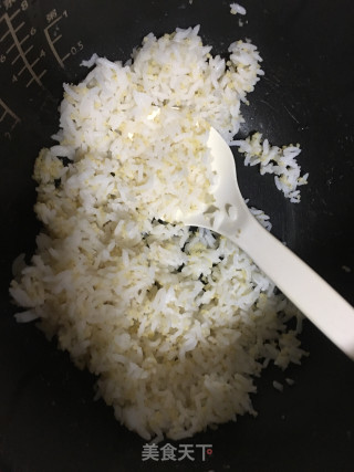 蒜苗蛋炒饭的做法步骤：1