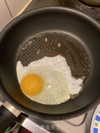 早餐—溏心蛋牛油果火腿三明治的做法步骤：1