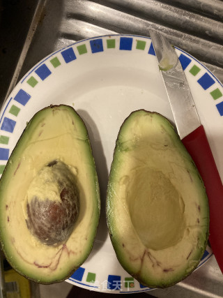 早餐—溏心蛋牛油果火腿三明治的做法步骤：2