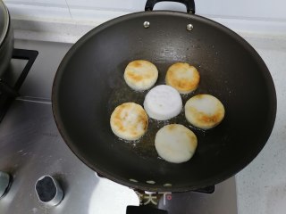 煎菜粑粑的做法步骤：4