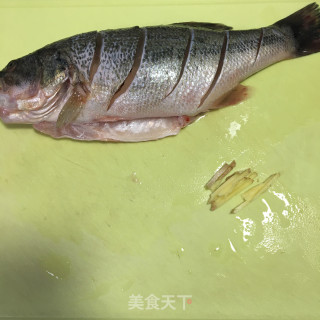鲈鱼炖豆腐的做法步骤：1