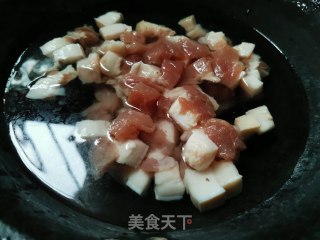 红烧肉炖土豆的做法步骤：1