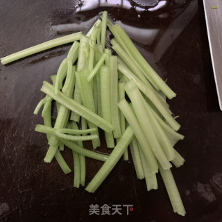 香芹炒里脊肉的做法步骤：1