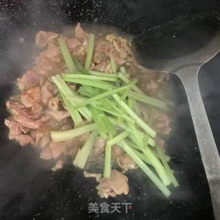 香芹炒里脊肉的做法步骤：5