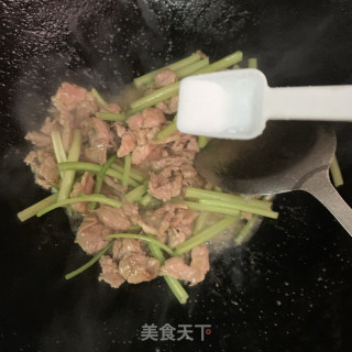香芹炒里脊肉的做法步骤：6