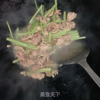 香芹炒里脊肉的做法步骤：7