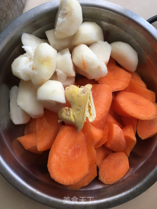 胡萝卜马蹄羊肉汤的做法步骤：3