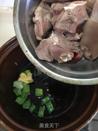 胡萝卜马蹄羊肉汤的做法步骤：5