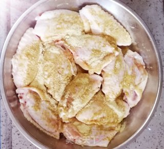 盐焗鸡翅????????????的做法步骤：1