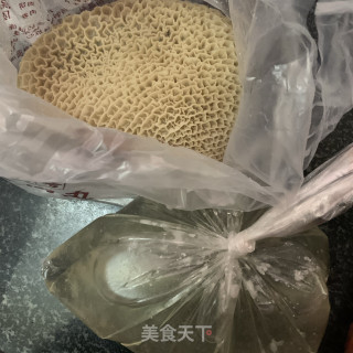 白萝卜牛肚汤的做法步骤：1