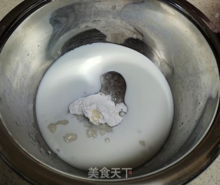 八寸戚风蛋糕的做法步骤：1