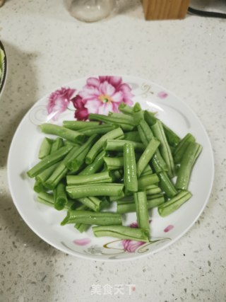 青椒豆角炒木耳的做法步骤：2