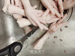 红烧鸡爪的做法步骤：1