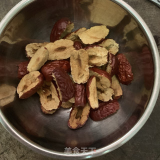 苹果红枣枸杞汤的做法步骤：2
