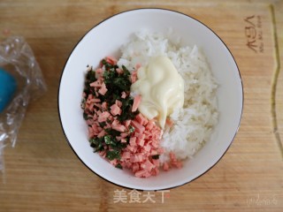 海苔火腿饭团（剩米饭花样吃法）的做法步骤：3