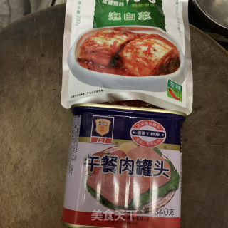 辣白菜午餐肉炒饭的做法步骤：1