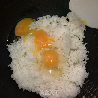 辣白菜午餐肉炒饭的做法步骤：2