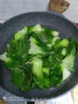 油菜炒蘑菇的做法步骤：3
