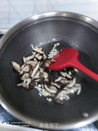 油菜炒蘑菇的做法步骤：6