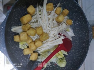 金针菇肥牛炖白菜的做法步骤：7