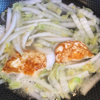 荷包蛋炖煮白菜梆的做法步骤：5