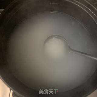 鱼头干鱿煲粥的做法步骤：1