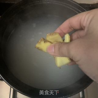 鱼头干鱿煲粥的做法步骤：2