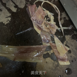 鱼头干鱿煲粥的做法步骤：3